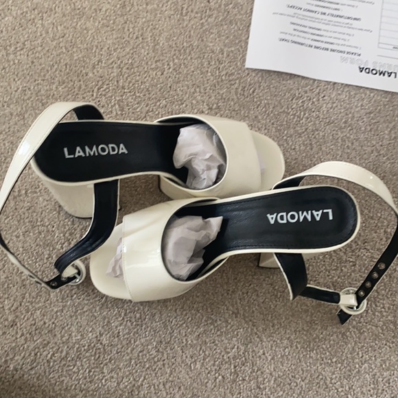 LAMODA “All for you” white platform heels (RRP $150AUD) - Picture 2 of 3